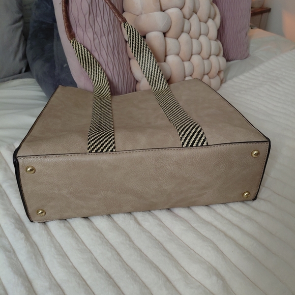 Chic Tan and Brown Women's Tote Bag - Picture 2 of 3